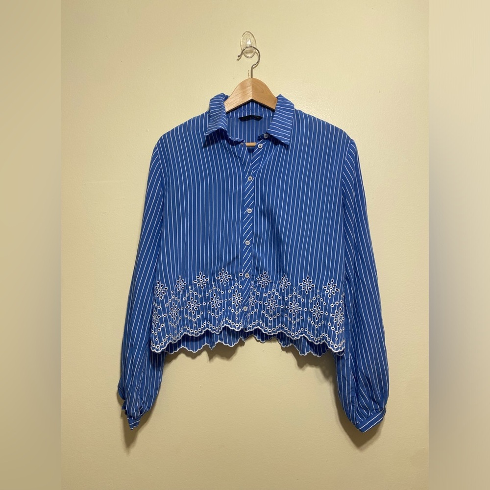 Zara Blue & White Striped Cropped Button-Down Shirt. Size M